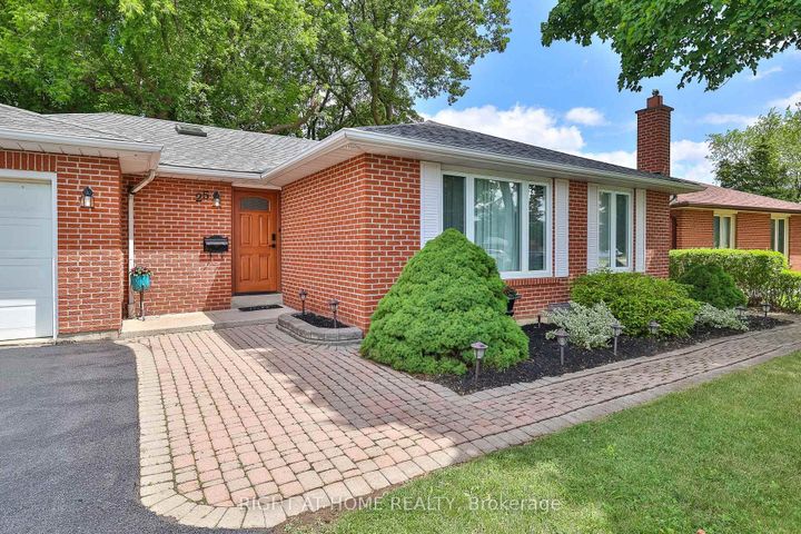 Photo 2 at 25 Devonshire Drive, Southgate, Brampton