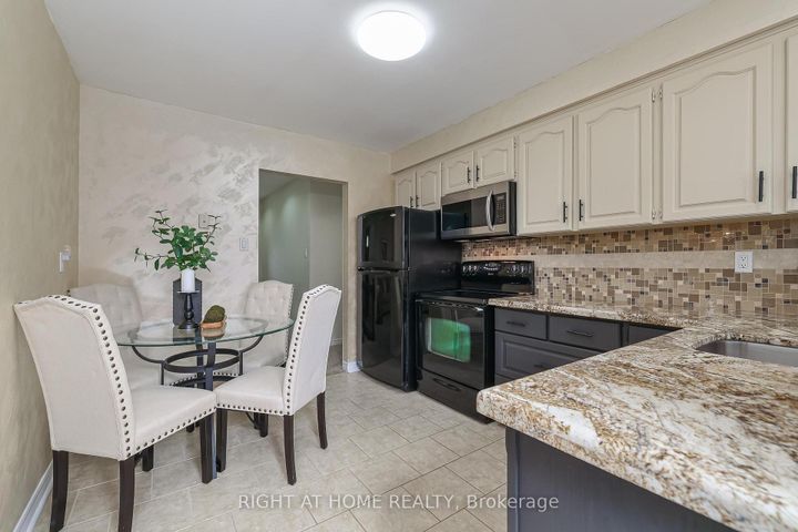 Photo 9 at 25 Devonshire Drive, Southgate, Brampton