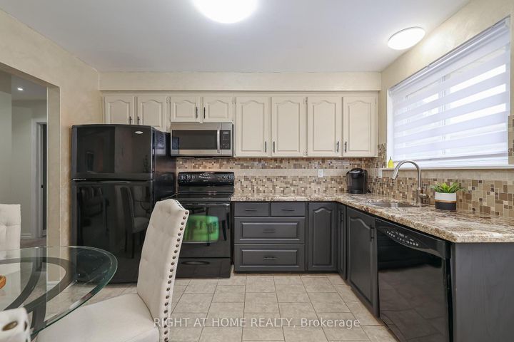 Photo 10 at 25 Devonshire Drive, Southgate, Brampton