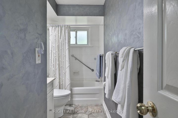 Photo 16 at 25 Devonshire Drive, Southgate, Brampton