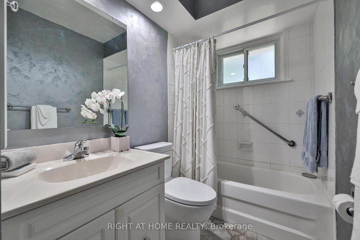 Photo 17 at 25 Devonshire Drive, Southgate, Brampton