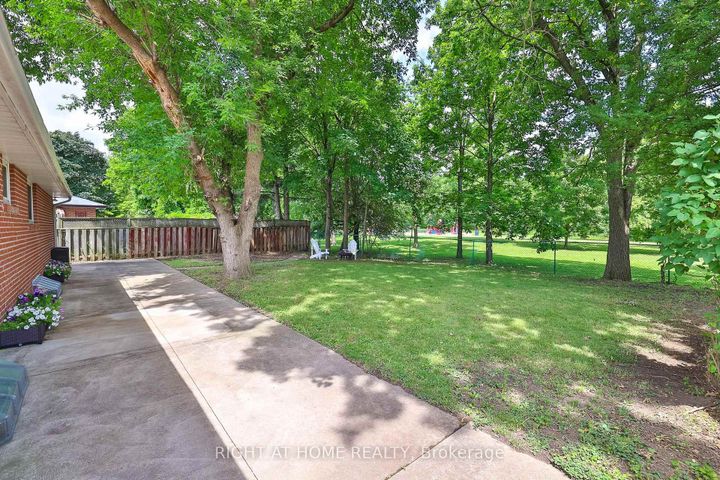 Photo 33 at 25 Devonshire Drive, Southgate, Brampton