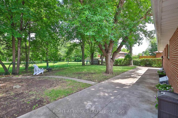 Photo 36 at 25 Devonshire Drive, Southgate, Brampton
