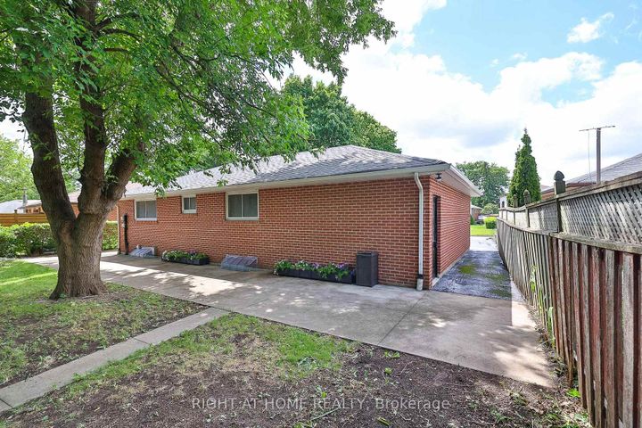 Photo 37 at 25 Devonshire Drive, Southgate, Brampton