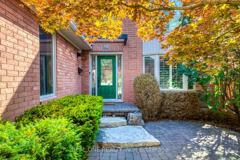 Photo 2 at 2075 Banbury Crescent, RO River Oaks, Oakville