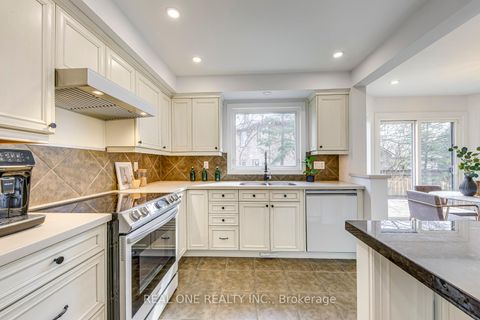 Photo 13 at 2075 Banbury Crescent, RO River Oaks, Oakville