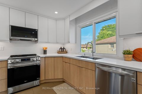 Photo 17 at 11 Artreeva Drive, Bathurst Manor, Toronto