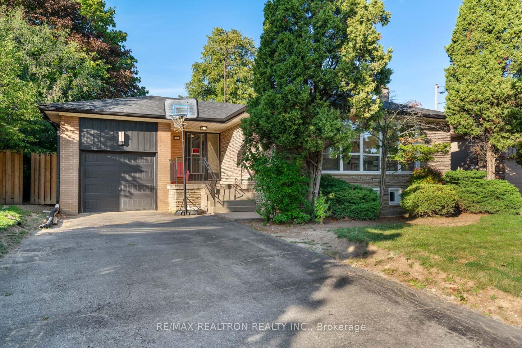 11 Artreeva Drive, Bathurst Manor, Toronto 