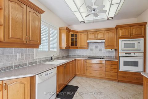 Photo 2 at 42 Windrose Court, East Woodbridge, Vaughan