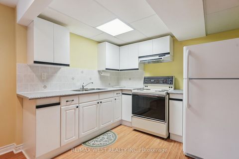 Photo 7 at 42 Windrose Court, East Woodbridge, Vaughan