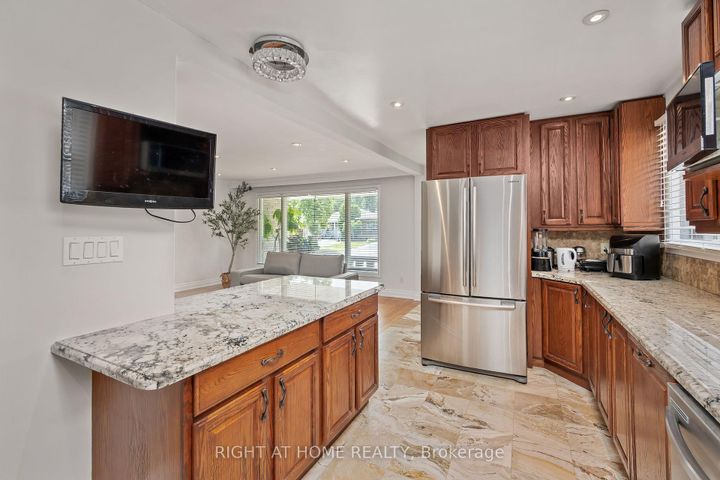 Photo 7 at 30 Hawthorne Road, The Westway, Toronto