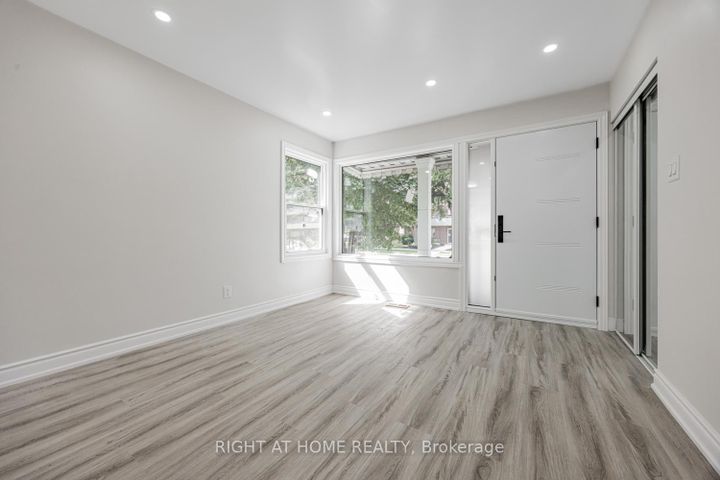 Photo 4 at 225 Essex Avenue E, Harding, Richmond Hill