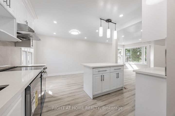 Photo 8 at 225 Essex Avenue E, Harding, Richmond Hill