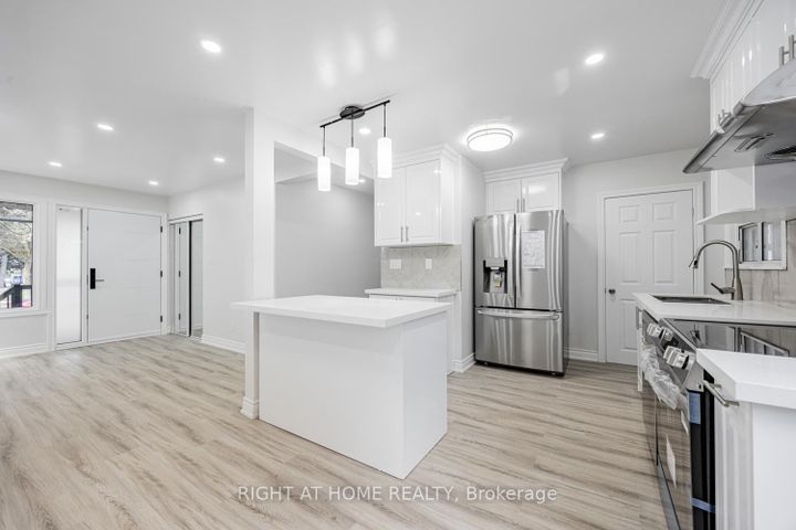 Photo 10 at 225 Essex Avenue E, Harding, Richmond Hill