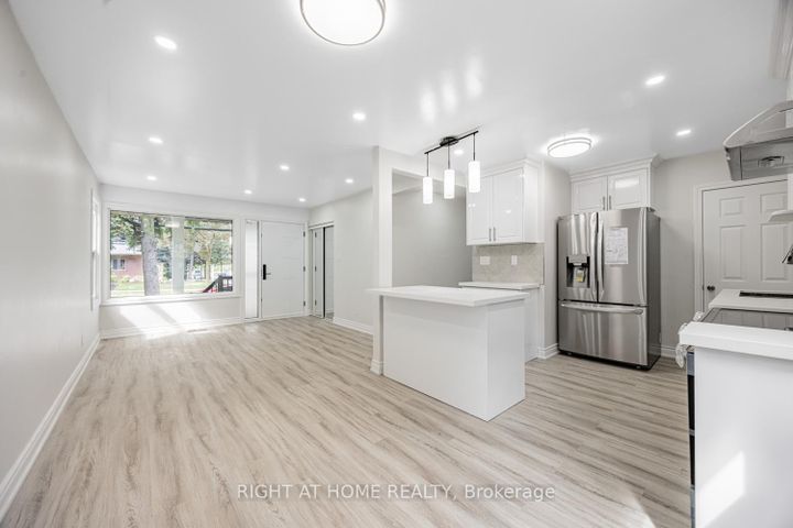 Photo 11 at 225 Essex Avenue E, Harding, Richmond Hill