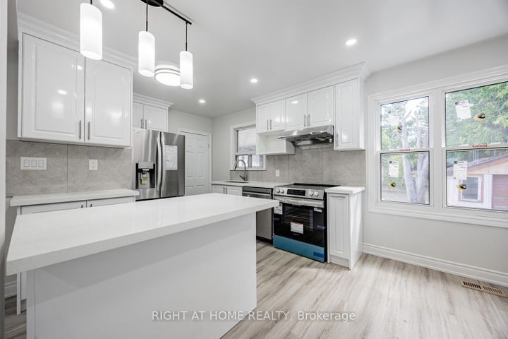 Photo 14 at 225 Essex Avenue E, Harding, Richmond Hill