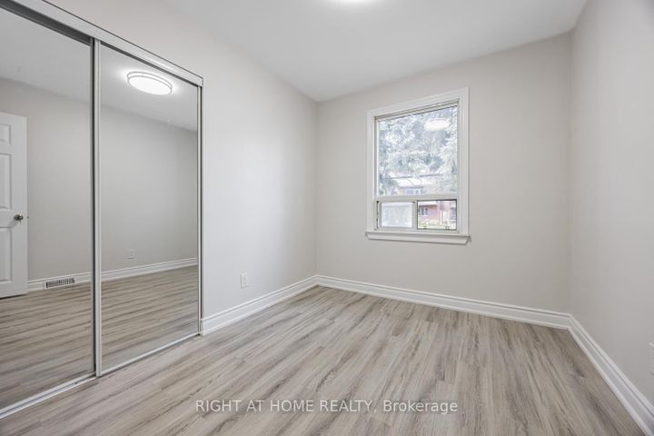 Photo 16 at 225 Essex Avenue E, Harding, Richmond Hill