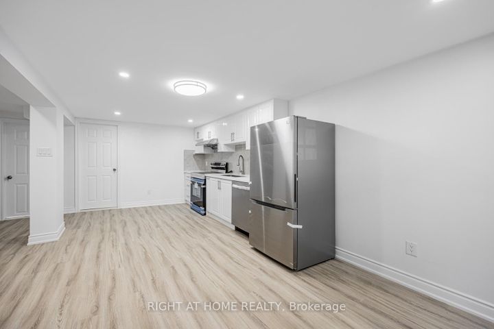 Photo 27 at 225 Essex Avenue E, Harding, Richmond Hill