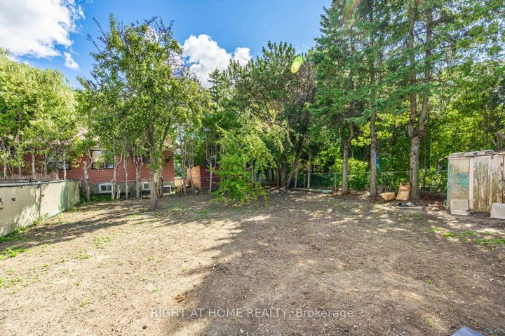 Photo 33 at 225 Essex Avenue E, Harding, Richmond Hill