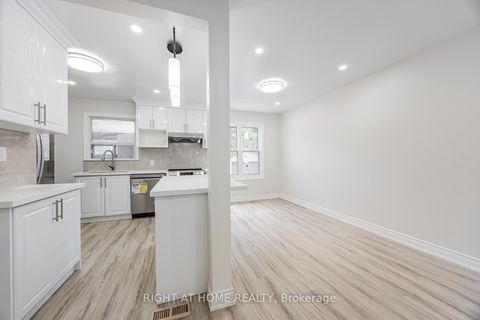 Photo 5 at 225 Essex Avenue E, Harding, Richmond Hill