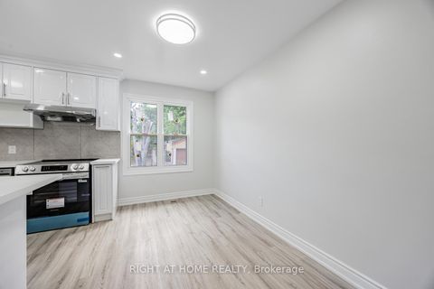 Photo 15 at 225 Essex Avenue E, Harding, Richmond Hill