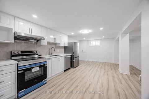 Photo 32 at 225 Essex Avenue E, Harding, Richmond Hill