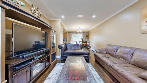 Photo 7 at 37 Foxrun Avenue, CFB, Toronto
