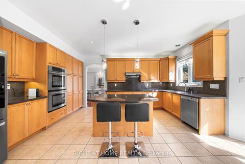 Photo 10 at 21 Lupine Crescent, Oak Ridges, Richmond Hill