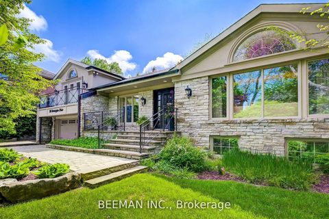 Photo 2 at 26 Farrington Drive, Windfields, Toronto