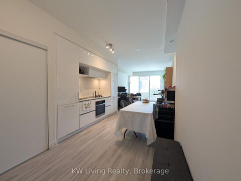 Photo 3 at 218 - 6 David Eyer Road, Rural Richmond Hill, Richmond Hill