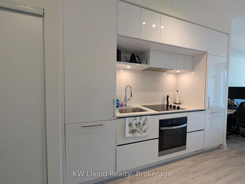 Photo 6 at 218 - 6 David Eyer Road, Rural Richmond Hill, Richmond Hill