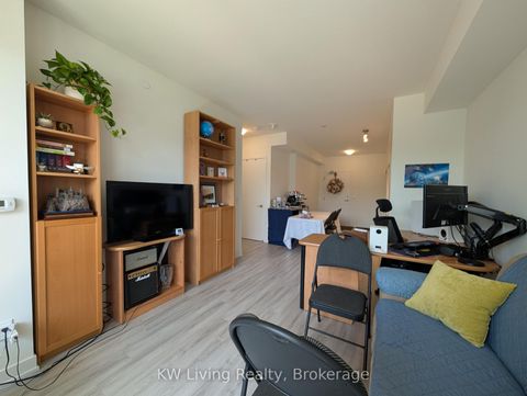 Photo 11 at 218 - 6 David Eyer Road, Rural Richmond Hill, Richmond Hill