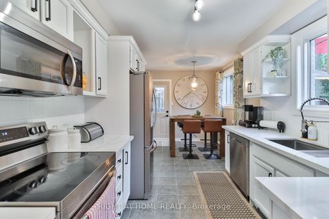 Photo 11 at 819 Srigley Street, College Manor, Newmarket