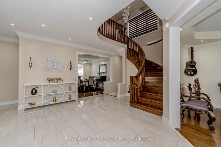 Photo 4 at 28 Crocker Drive, Vales of Castlemore, Brampton
