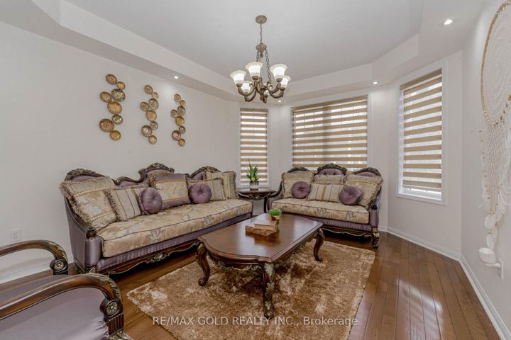 Photo 6 at 28 Crocker Drive, Vales of Castlemore, Brampton