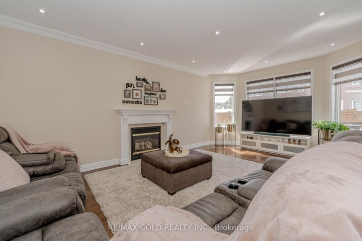 Photo 10 at 28 Crocker Drive, Vales of Castlemore, Brampton
