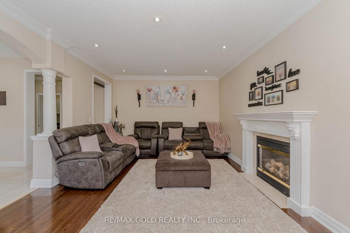 Photo 11 at 28 Crocker Drive, Vales of Castlemore, Brampton