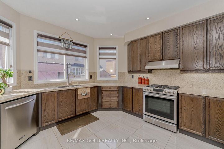 Photo 14 at 28 Crocker Drive, Vales of Castlemore, Brampton