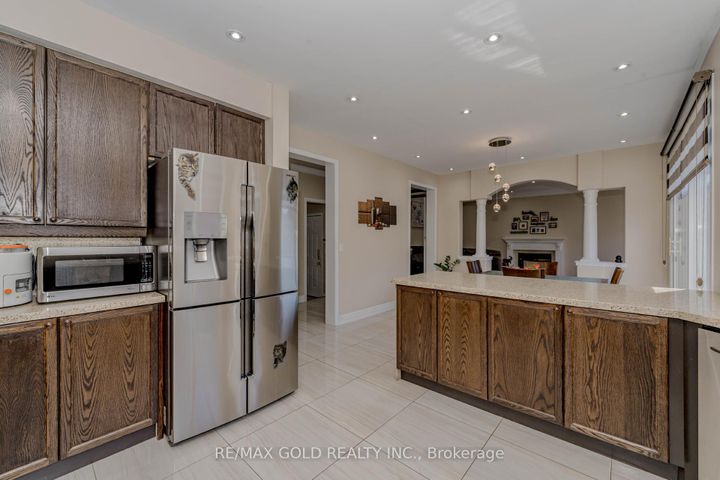 Photo 15 at 28 Crocker Drive, Vales of Castlemore, Brampton