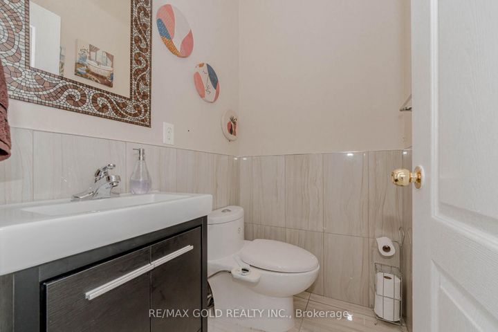 Photo 16 at 28 Crocker Drive, Vales of Castlemore, Brampton