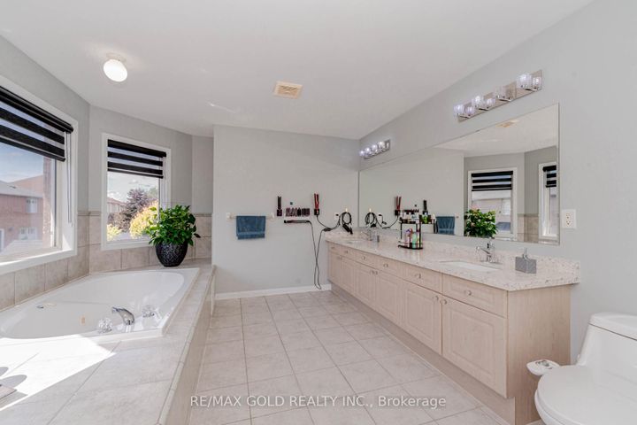 Photo 30 at 28 Crocker Drive, Vales of Castlemore, Brampton