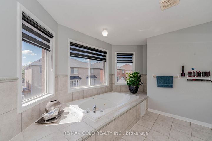 Photo 32 at 28 Crocker Drive, Vales of Castlemore, Brampton