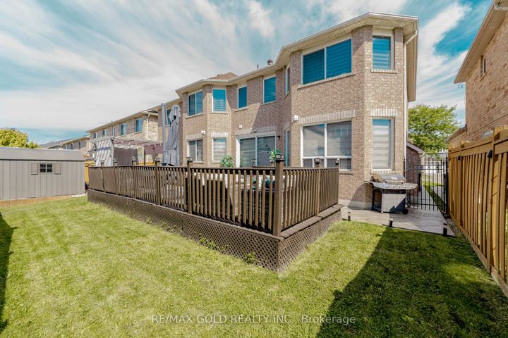 Photo 38 at 28 Crocker Drive, Vales of Castlemore, Brampton