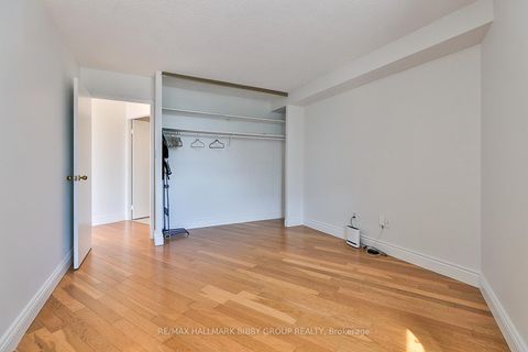 Photo 13 at 801 - 270 Queens Quay Boulevard W, Waterfront Communities C1, Toronto