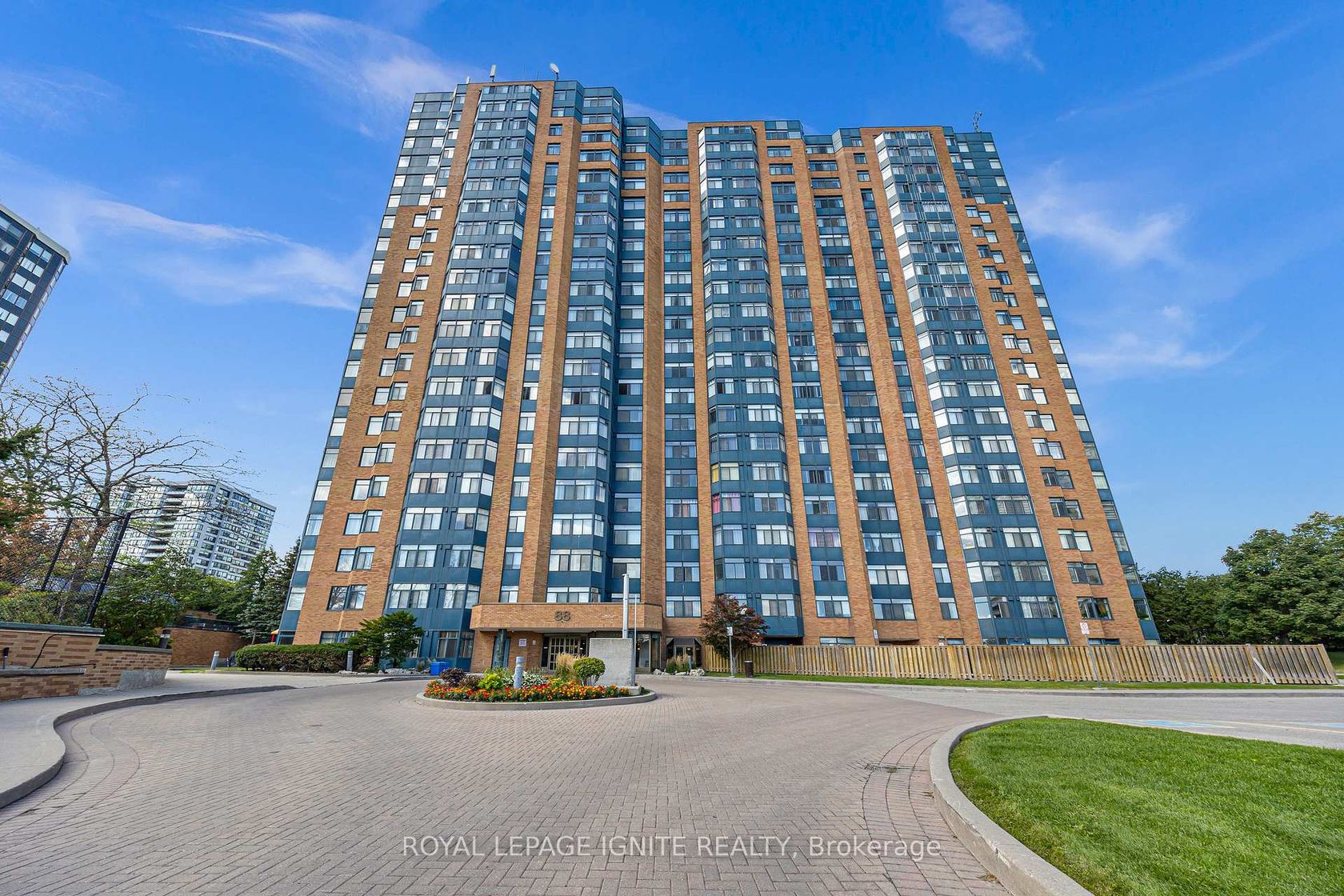 215 - 88 Alton Towers Circle, Milliken, Toronto 