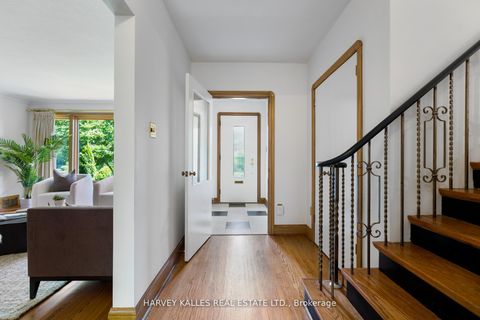 Photo 2 at 10 Northolt Court, Humber Valley, Toronto