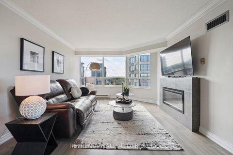 Photo 4 at 826 - 32 Clarissa Drive, Harding, Richmond Hill