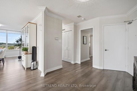 Photo 8 at 826 - 32 Clarissa Drive, Harding, Richmond Hill