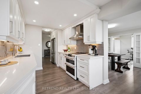 Photo 13 at 826 - 32 Clarissa Drive, Harding, Richmond Hill