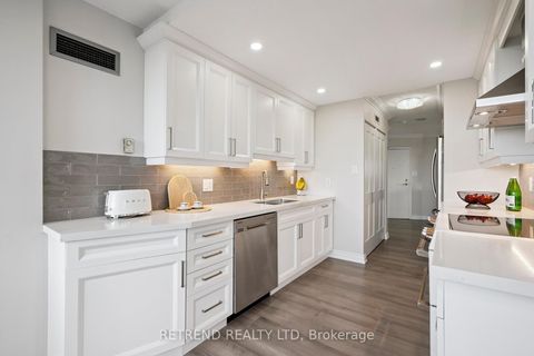 Photo 14 at 826 - 32 Clarissa Drive, Harding, Richmond Hill